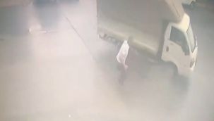 Direksiyon hakimiyetini kaybetti kamyonete çarptı