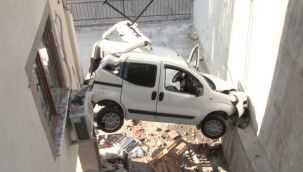 Fren yerine gaza basınca 5 metreden uçtu