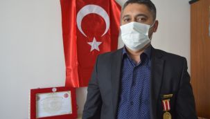 Gözündeki şarapnel parçası ile yaşıyor