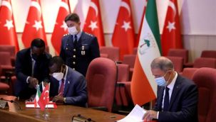 BAKAN AKAR, EKVATOR GİNESİ SAVUNMA BAKANI'YLA İMZA ATTI