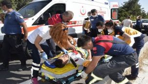 Burdur'da refüje çıkan otomobilin üzerine direk devrildi