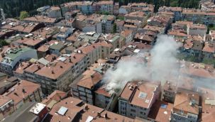 Doğal gaz kutusunda başlayan yangın apartmana ve 5 araca sıçradı