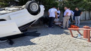 Esenyurt'ta takla atan araç, AVM duvarına çarparak durabildi