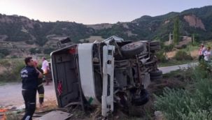 Freni boşalan işçi servisi kaza yaptı