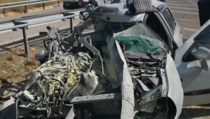 Kırıkkale'de otomobil bariyere girdi