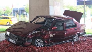 Kullanılamaz duruma gelen otomobillerden burunları bile kanamadan çıktılar