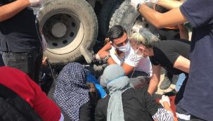Motorsiklet kamyonun altına indi