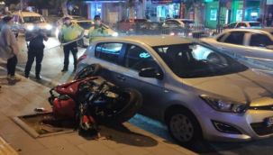 Motorsikletli sürücü kaldırıma çarpıp savruldu