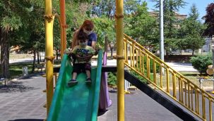 Parkta çocukların oynamasına izin vermiyor