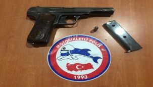 Ruhsatsız tabanca ve uyuşturucu madde ele geçirildi