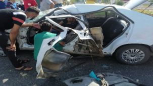 Servis midibüsü ile otomobil çarpıştı