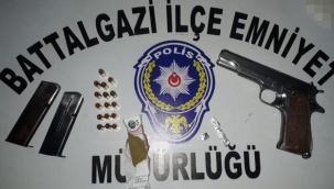 Silah ve uyuşturucuyla yakalandılar