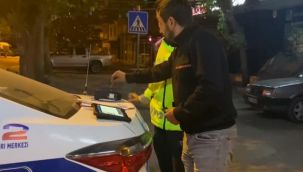 Bursa'da trafik ekiplerince durdurulan alkollü sürücünün, hareketleri gülümsetti