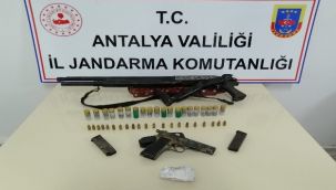 Durdurulan kamyonette ruhsatsız av tüfeği ve uyuşturucu ele geçirildi