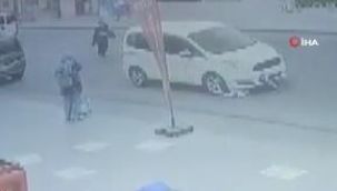 Esenyurt'ta yolun karşısına geçmeye çalışan çocuğu otomobil ezdi