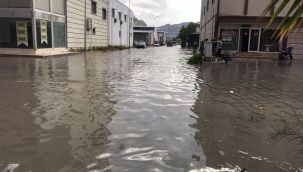 HATAY'DA ŞİDDETLİ SAĞANAK YAĞIŞ ETKİLİ OLDU