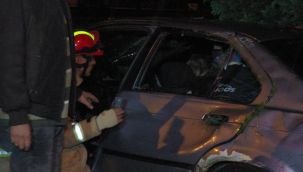 Islak zeminde direksiyon hakimiyetini kaybeden otomobil ağaçlık alana uçtu