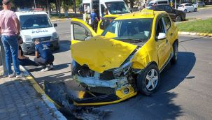 Isparta'da ticari taksi ile otomobil çarpıştı