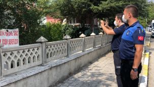 Komşularına kızan adam öyle bir pankart astı ki zabıta geldi