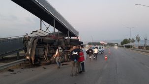 Metrelerce sürüklenen tır, üst geçide çarpıp devrildi
