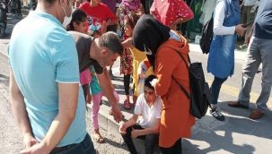 Otomobille bisiklet çarpıştı