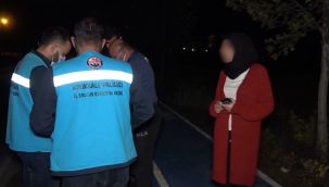PCR testi pozitif olan genç bir kadın, polislere tepki gösterdi
