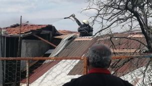 Söndürülmeyen sigara çatıyı alevlere teslim etti