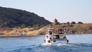 Tarihi Akdamar Kilisesi ayine hazır