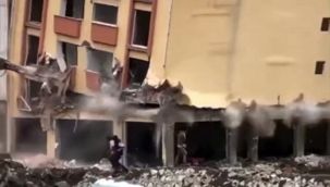 Yıkılan binanın enkazından son anda kurtuldular