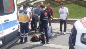 Yolda giden kadına motosiklet çarptı