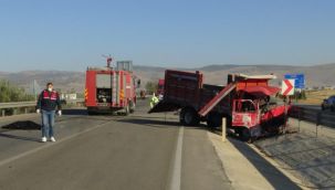 Afyonkarahisar'da canlı hayvan yüklü kamyonet ile otomobil çarpıştı