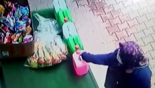 Arnavutköy'de sabun hırsızı kadın güvenlik kamerasına yakalandı