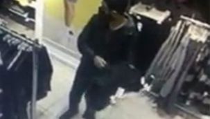 Çaldığı kıyafetleri giyince yakayı ele verdi