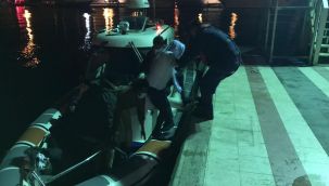 ÇEŞME'DE 10 DÜZENSİZ GÖÇMEN KURTARILDI