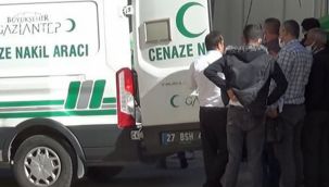 Duran araca çarpan motosikletli vefat etti