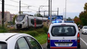 Fransa'da raylarda dinlenen göçmenlere tren çarptı