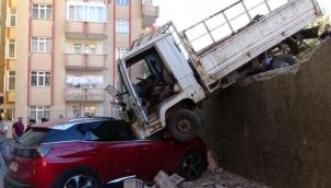 Freni boşalan kamyonet park halindeki otomobili hurdaya çevirdi