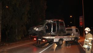 KONTROLDEN ÇIKAN OTOMOBİL AĞACA ÇARPTI