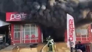 Lastik deposu alevlere teslim oldu