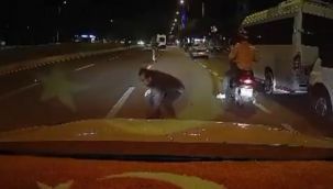 Paralar yola saçıldı, yayalar ve sürücüler toplamak için birbiriyle yarıştı