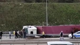 Bursa-Ankara otobanında virajı alamayan TIR devrildi