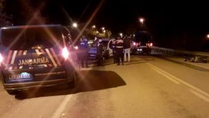 Hafif ticari araçla motosiklet kafa kafaya çarpıştı