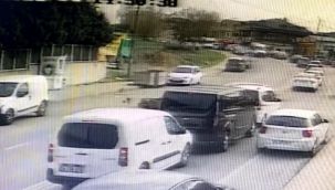 Hatalı sollama yapan kuryenin otomobille çarptı