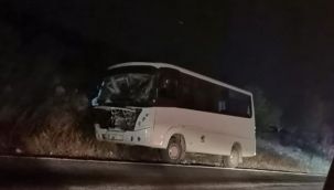 İZMİR'DE MİNİBÜS TRAKTÖR RÖMORKUNA ÇARPTI