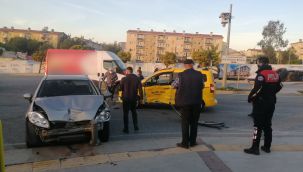 İZMİR'DE TİCARİ TAKSİ İLE OTOMOBİL ÇARPIŞTI