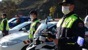 Jandarma minibüse yolcu gibi bindi, kurallara uymayan sürücüleri denetledi