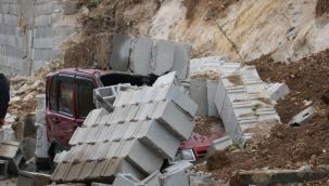 Kahramanmaraş'ta istinat duvarı araçların üzerine düştü