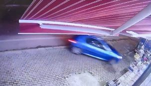 Kediye çarpmamak için manevra yapan otomobil takla attı