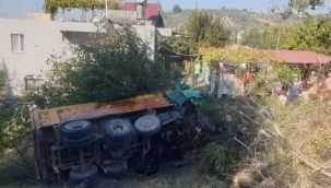 Virajı alamayan kamyon uçuruma yuvarlandı