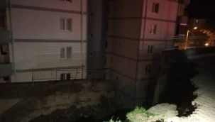 8 BLOKLUK SİTENİN İSTİNAT DUVARI YIKILDI